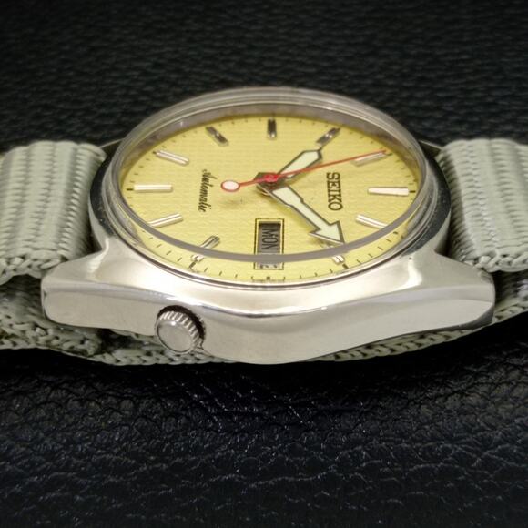 Vintage 1984 Seiko Automatic Mens Silver Watch W/daydate & Green accents - Picture 5 of 8